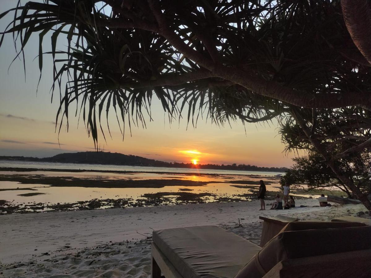 Bungalow Cafe Gili Beachfront Gili Meno Kültér fotó