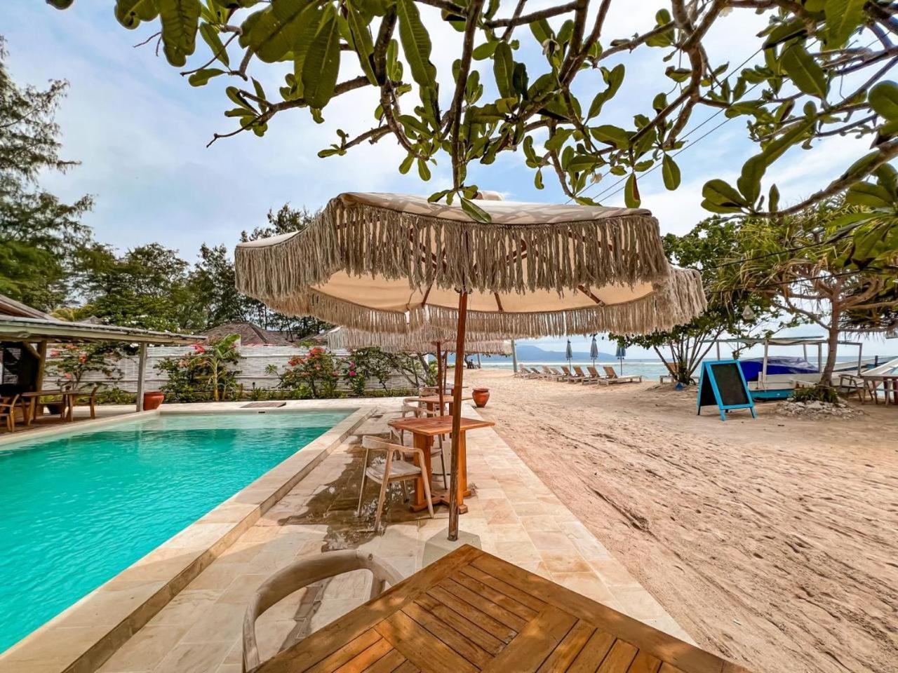 Bungalow Cafe Gili Beachfront Gili Meno Kültér fotó